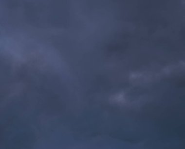 Yöre beyaz bulutlar ve mavi bulutlardan oluşur..