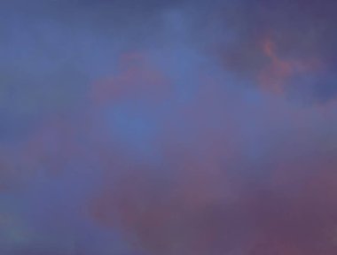 mavi gökyüzü ve bulutlar zaman soyut arka plan için alacakaranlıkta