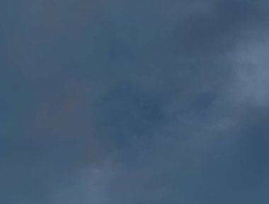 Mavi gökyüzünde bulutlar hava.