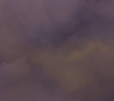 Gün batımında bulutlu renkli dramatik gökyüzü