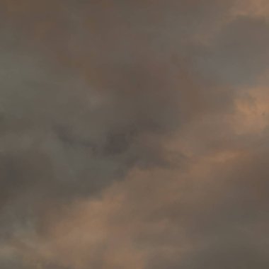 Arka plan olarak dramatik gökyüzü, yalnız saat hakkında kavram, yağmur geliyor, hiçbir güneş ışığı