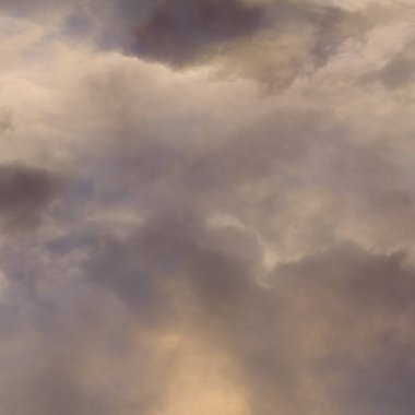 Gökyüzünde gün batımında güzel bulutlar