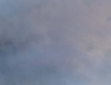 Sabahları bulutlu mavi gökyüzünün doğası..