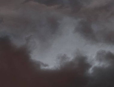 Gün batımında pembe bulutlarla mavi gökyüzü