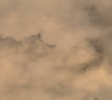 Cirrus bulutlar üzerinde mavi bir gökyüzü