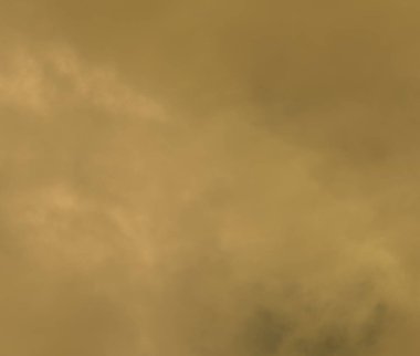 Ovanın üzerinde parıldayan sisli bulutlar