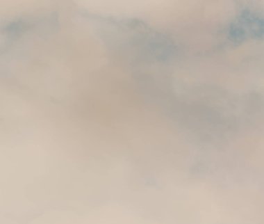 Akşam arka plan opak gökyüzünde. Çok üzücü sizce