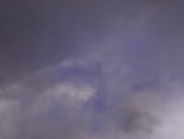 Açık bir günde mavi gökyüzünün doğal renklerin arka planda bulutlar.