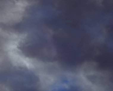 Rüzgar bulutlar gökyüzü için getirdim. Bir güzel soyut gökyüzü arka plan kolayca gökyüzüne yükselir. Bulutların gökyüzünde gördüğümüz en iyi resimleri.