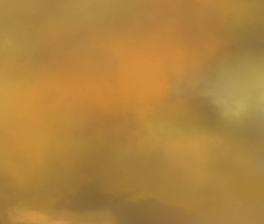 Doğal fırtına turuncu ve siyah bulut arka plan soyut alacakaranlıkta