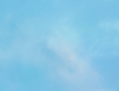 Bulutlar bir kış öğleden sonra gökyüzünde toplandı.