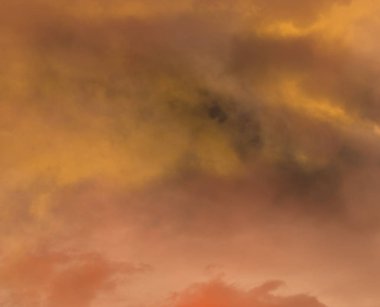 Bulutlar ve ağaçlar güzel romantik fotoğraf ile Altın gökyüzü 