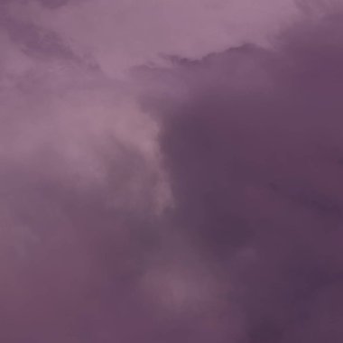 Vintage etkisi aquarelle tasarım için kağıt tane dokusu ile resimli yumuşak mor suluboya boyalı. Soyut grunge mor gradyan su rengi sanatsal fırça boya sıçrama arka plan. 