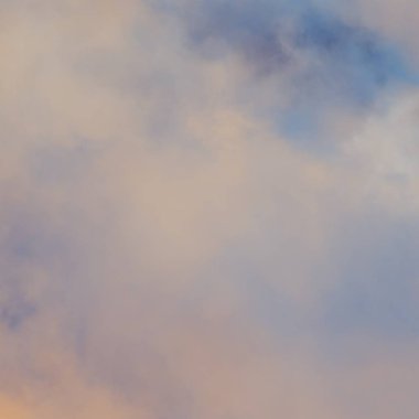 Kalın bir sis dağları kapladı, bir üst görünüm, afiş arka plan