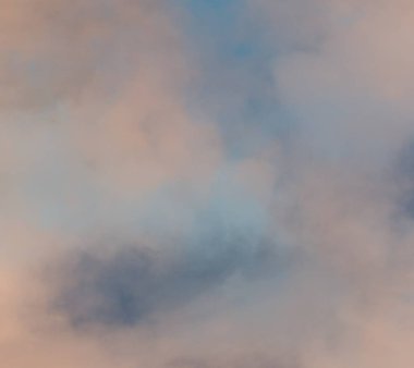 Bulutların üzerinde birden fazla renk ile güzel altın saat gökyüzü