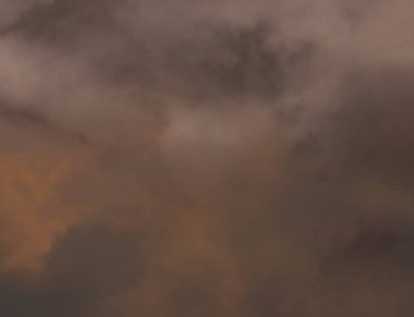 inanılmaz gün batımı ve parlak dramatik gökyüzü.