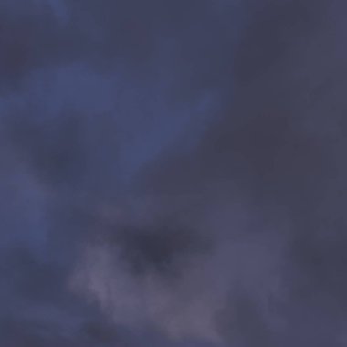 Ağır bulutlu gri fırtınalı gökyüzü