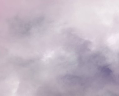 Kara bulutlar ve yağmur ile gri gökyüzü düşüyor