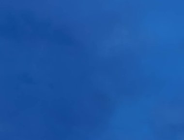 Mavi gökyüzü güneşli bir günde