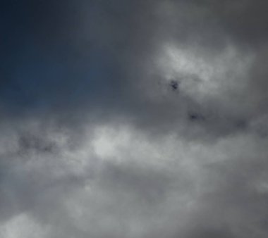 Güzel gökyüzü ve bulutlar güneşi kaplıyor.