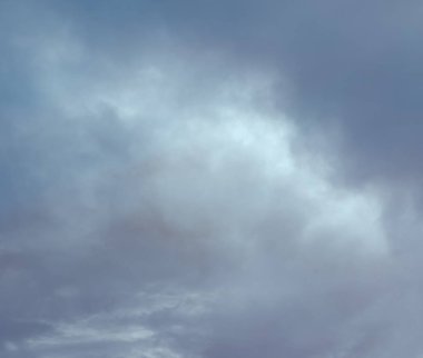 bulutlar gökyüzü büyük bir bölümünü kapsayan.