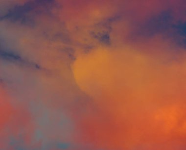 Gökyüzünde güzel kırmızı bulutlar.