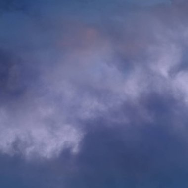 beyaz bulutlar mavi gökyüzü güneşli kış günü akşam üzerinde