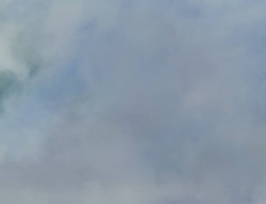 Beyaz bulutlar şekil--dan büyük küçük ve yavaş yavaş değiştirmek.