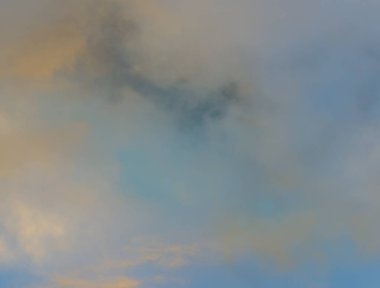 Gün batımı güneşinin yansımalarında fırtına ve tombul bulutlar. Fırtınadan önce gökyüzü.