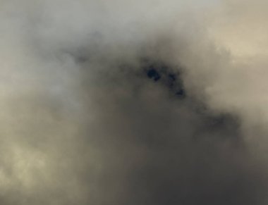 Yağmurdan önce gökyüzünde bulutlar, güneş ışığı ve arka plan renkleri. Güneş karanlıkta kavramı aydınlatır, umut, güzel doğa, Kümülüs,