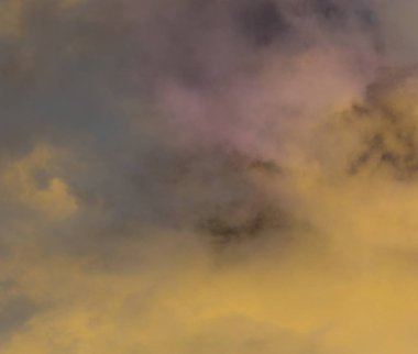 Sisli ovalarda sabah güneş ışığı