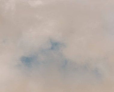 Akşam arka plan opak gökyüzünde. Çok üzücü sizce