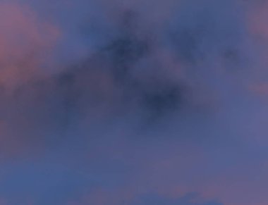 Gün batımı güneşinin yansımalarında fırtına ve tombul bulutlar. Fırtınadan önce gökyüzü.