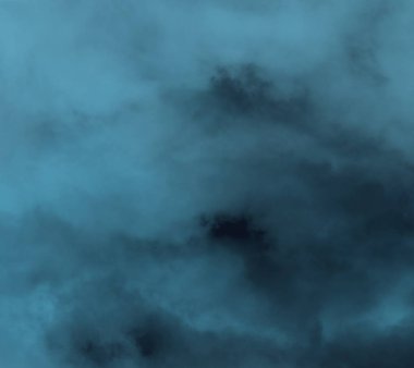 Beyaz kağıt arka planda renkli kış mavisi mürekkep ve suluboya dokular. Boya sızıntıları ve ombre etkileri. El boyaması soyut görüntü.