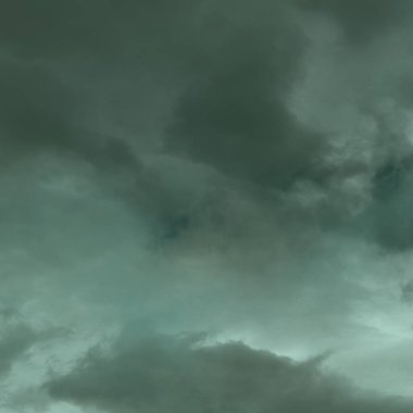 Yağmur bulutlarının altında. Hava, iklim ve yağışlı sezon cloudscape arka plan