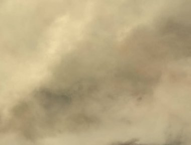 Altın gökyüzünde güneş ışığı ile gri ve kara bulut