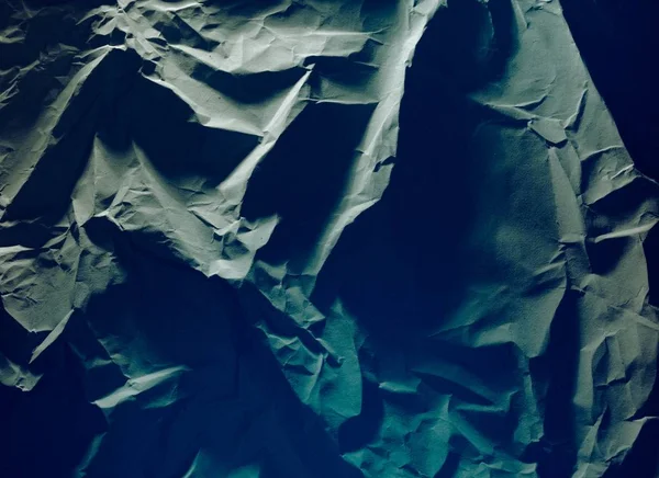 Buruşmuş ipek bayrağını sallayarak