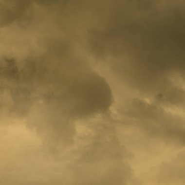 Arka plan olarak gün batımında gökyüzünde fırtına bulutları