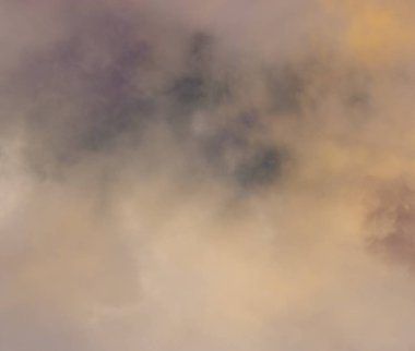 inanılmaz gün batımı ve parlak dramatik gökyüzü.