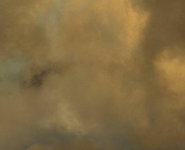 2d illüstrasyon. Beton düz duvar grafiti fon. Modern sanat tarzı. Çok renkli şekil ler ve desenler. El yapımı sprey resimleri. Boyalı pürüzlü yüzey. Fırça darbeleri.