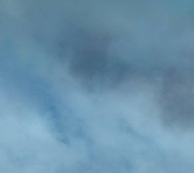 Arka plan renginin mavi renk arka plan üzerinde izole soyut beyaz duman. Beyaz sis duvarına