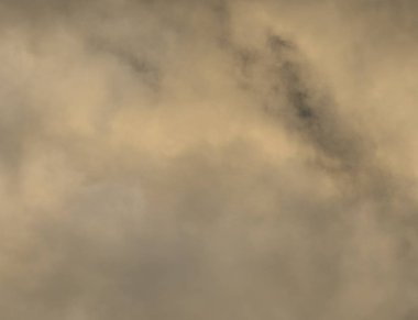 Cirrus bulutlar üzerinde mavi bir gökyüzü