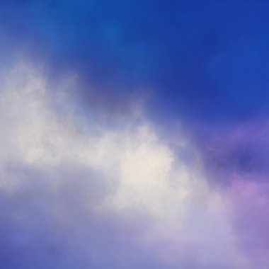 Gün batımından önce renkli bulutlar 