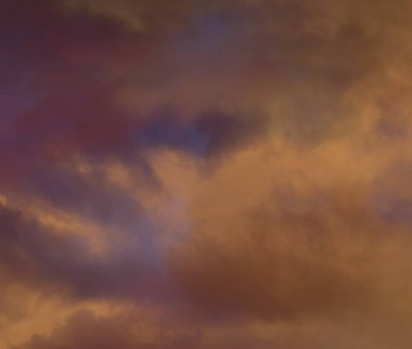 görüntü derin kırmızı gökyüzü boyama bir günbatımı gösterir