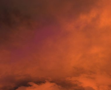 Ateşli turuncu günbatımı gökyüzü. Güzel gökyüzü.