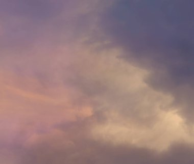 Bulut gökyüzü dokusu ve arka plan ile gün batımının dramatik