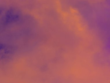 Gün doğumunda mavi gökyüzünde pembe kabarık bulutlar