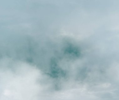 Mavi gökyüzünde beyaz bulut 