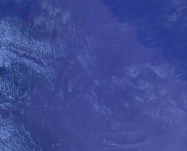 Beyaz bulutlu mavi gökyüzü 