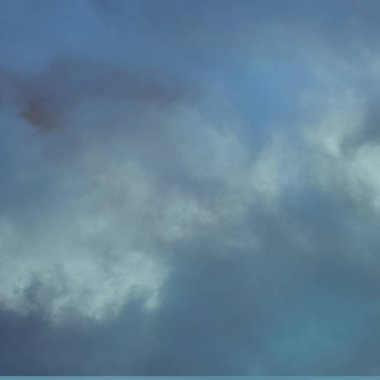 Küçük bulutlu mavi gökyüzü arkaplanı